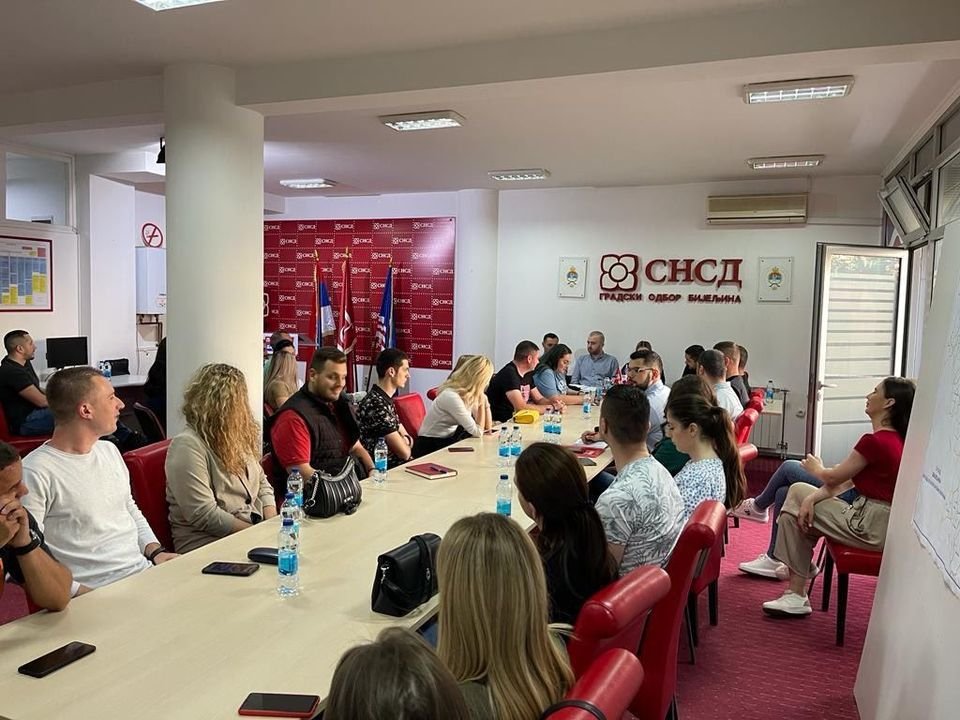 SNSDDodik's tweet photo. 📍Руководство @msdsrpska посјетило је #Bijeljina, #Lopare и #Ugljevik, гдје су разговарали са Младим социјалдемократима о њиховим идејама и приједлозима за побољшање положаја младих.
✅Поносни смо на чињеницу да Млади социјалдемократи својим активизмом доприносе јачању #Srpska. https://t.co/c4YVsQb4LN