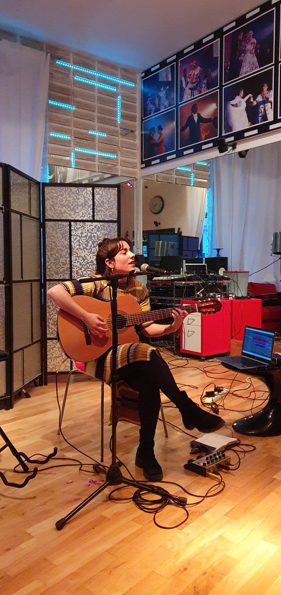 EmbUYenViena's tweet photo. Presentación de la cantautora compatriota Melani Luraschi @melaniluraschi en Viena (10/06/2023).  Talento y calidez, en una velada de música latinoamericana. https://t.co/1dqZu7keTy
