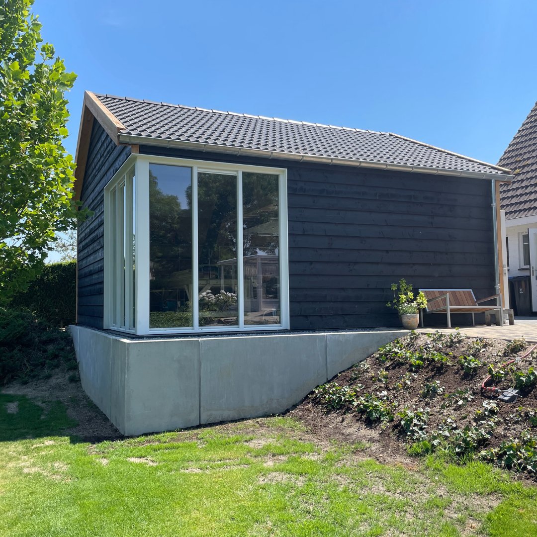 ⚒| Deze nieuwbouw prefab schuur is opgeleverd! Voor deze opdrachtgever is een hoogwaardig afgewerkte schuur gerealiseerd. Ook hiervoor kan je terecht bij ons.
 
Foto: Marten Van Ruitenburg 

#fraanje #fraanjebouw #prefab #schuur #eigenprefab #vakwerk #verbouwen