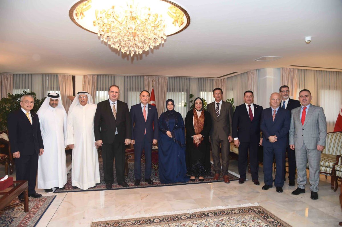 Büyükelçimiz <a href="/tubanursonmez/">Tuba Nur Sönmez طوبی نور سونمز</a>, Büyükelçilik konutunda düzenlediği "divaniye" toplantısında, 🇹🇷'de başarıyla tamamlanan seçim süreci, Cumhurbaşkanımızın yeniden seçilmesi ve yeni Hükümetin kurulması nedeniyle 🇰🇼 toplumu ve kordiplomatik temsilcilerinin tebriklerini kabul etmiştir.