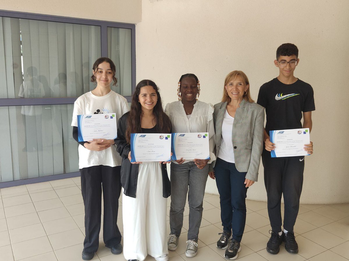 PRoumanille's tweet photo. Une belle cérémonie qui vient clôturer une année passée à préparer un oral exigeant, bravo aux élèves, merci à leurs professeurs et à #afdet 84
Passeport pour la seconde ! https://t.co/cNkZoJjmSo
@AcAixMarseille @dsden84 https://t.co/do3XLtY9F9