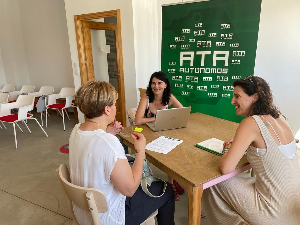 Hoy en <a href="/ArroyoAyto/">Ayuntamiento de Arroyo de la Luz</a> hemos asesorado sobre el Plan de Empleo Autónomo de <a href="/Junta_Ex/">Junta de Extremadura</a> @extremtrabaja 

Agradecemos a su alcalde que nos ha acompañado y especialmente a los #autónomos y #autónomas que se han acercado a asesorarse la buena acogida.
Si necesitas más información puedes