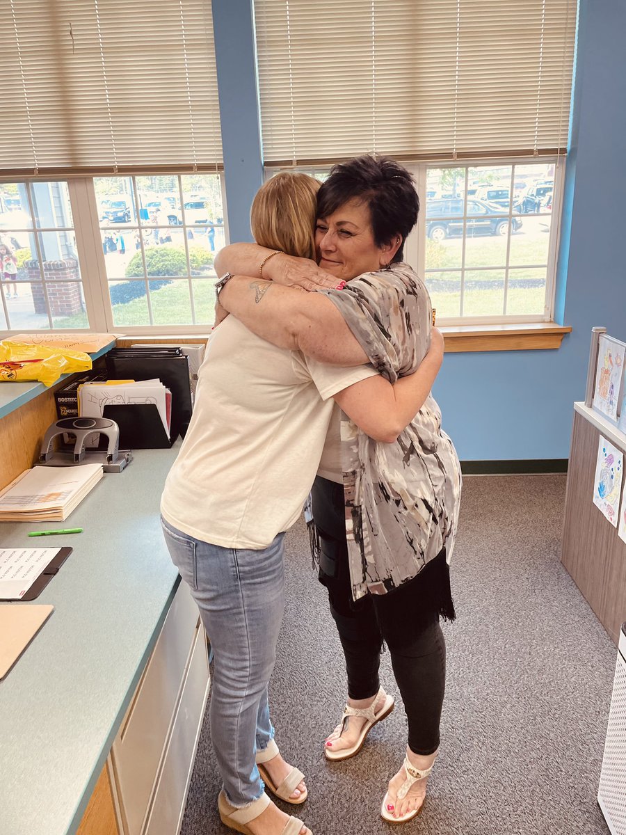 MrsBayer3's tweet photo. Happy Birthday, Mrs. Hoffman 💛💙🥳@stplc_principal https://t.co/lI64uyHbOI