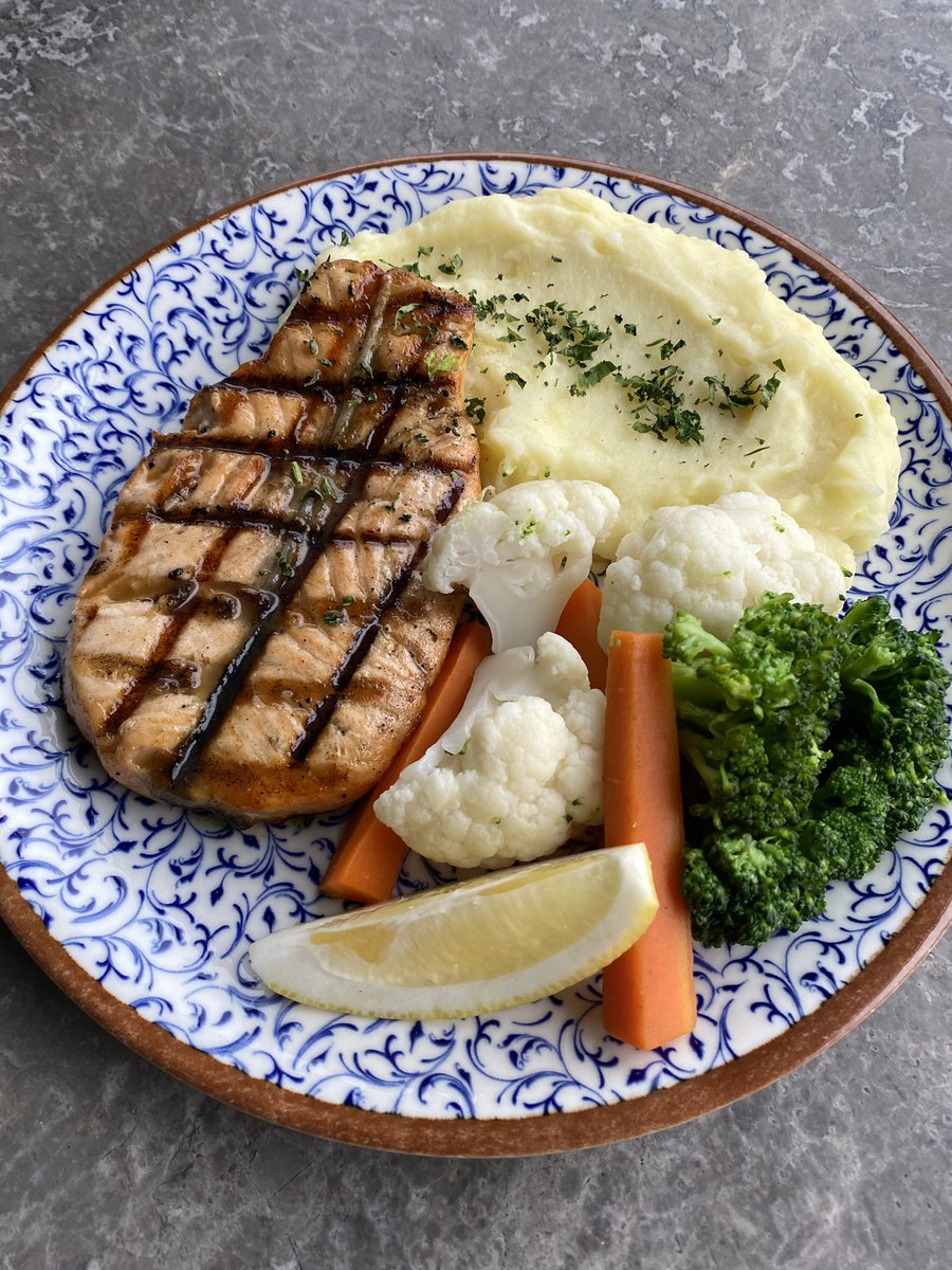 "Izgara Somon"
Sağlıklı ve doyurucu bir tabak.. 🥦🍴
#repairyourself #tamirane #goodfood #somonızgara