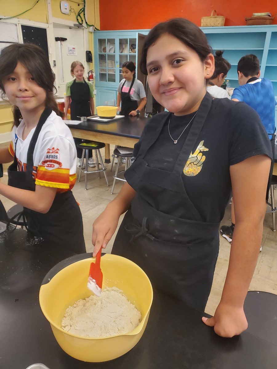 CultivatedClass's tweet photo. Always in the mix, The Culitvated Classroom STEM summer camp edition for incoming 6th graders @Hogg_Razorbacks is culinary chemistry at its BESTπ§ͺWeβre learning proper measurements & the science behind baking breadπ₯ #culinaryarts #bakingfromscratch #cookingkids #stem @HoustonISD https://t.co/F0Yf9oInG8