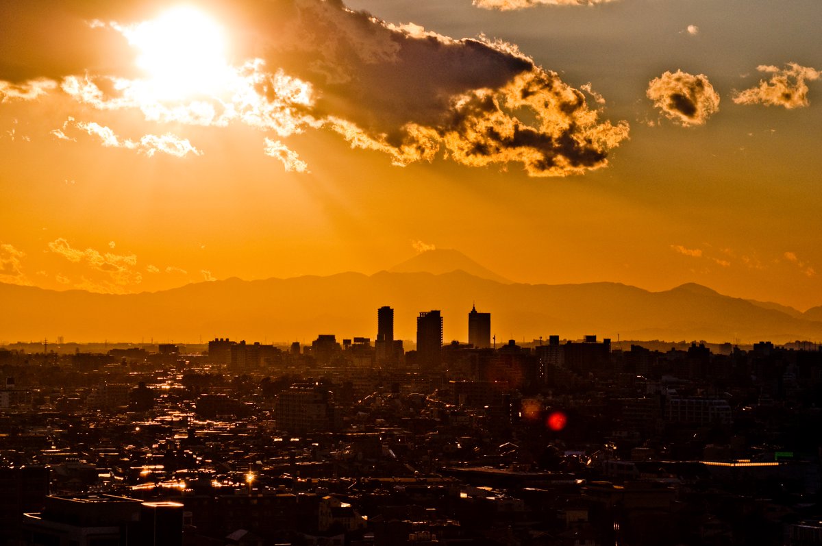 Atardecer en Tokio con el 🗻Monte Fuji🗻 asomándose por el horizonte.