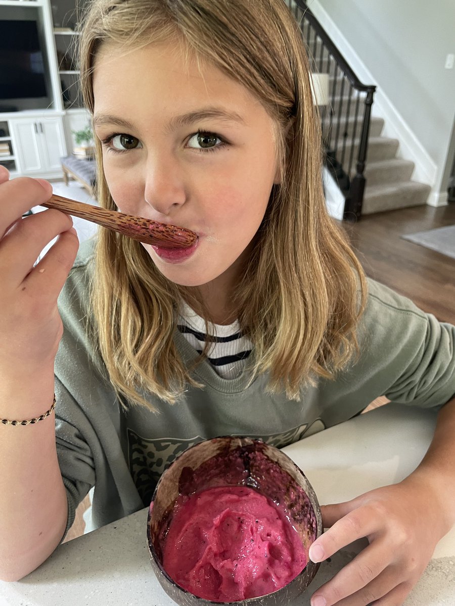 Today Addison walked us through how to make a healthy smoothie bowl on the Empowered &amp; Poised Facebook page. Head on over there to check it out and give her some love! 💕
#smoothiebowl #healthyliving #balancedmeals #wellness #youthempowerment <a href="/TraderJoesList/">Trader Joe's List</a> <a href="/kroger/">Kroger</a>