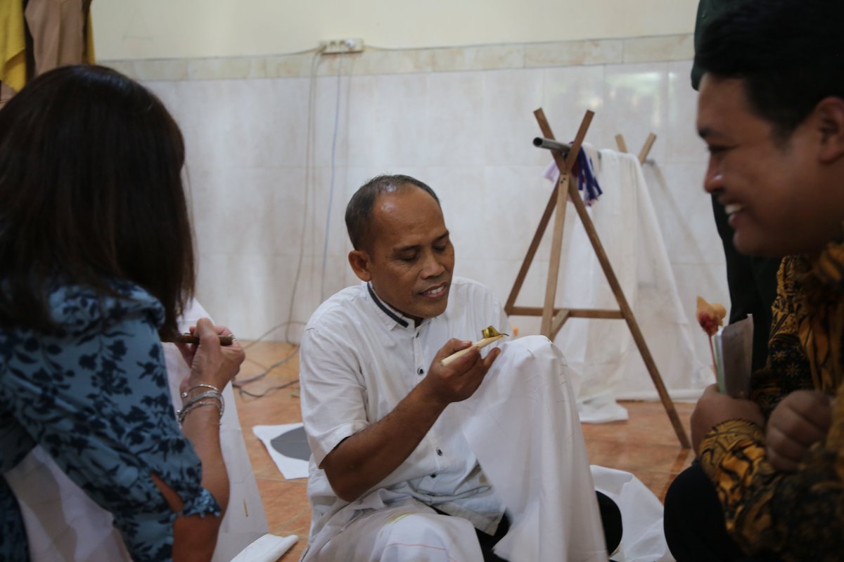 PeaceCorpsDir's tweet photo. Cloth, music, &amp; dance are powerful expressions &amp; stewards of #culture. In #Indonesia I tried my hand at batik, learned about the sasando, and appreciated traditional welcome dances. @PeaceCorps Volunteers learn and share cultural art like this when they #ServeBoldly. #ThirdGoal https://t.co/PLlXWDZvrO