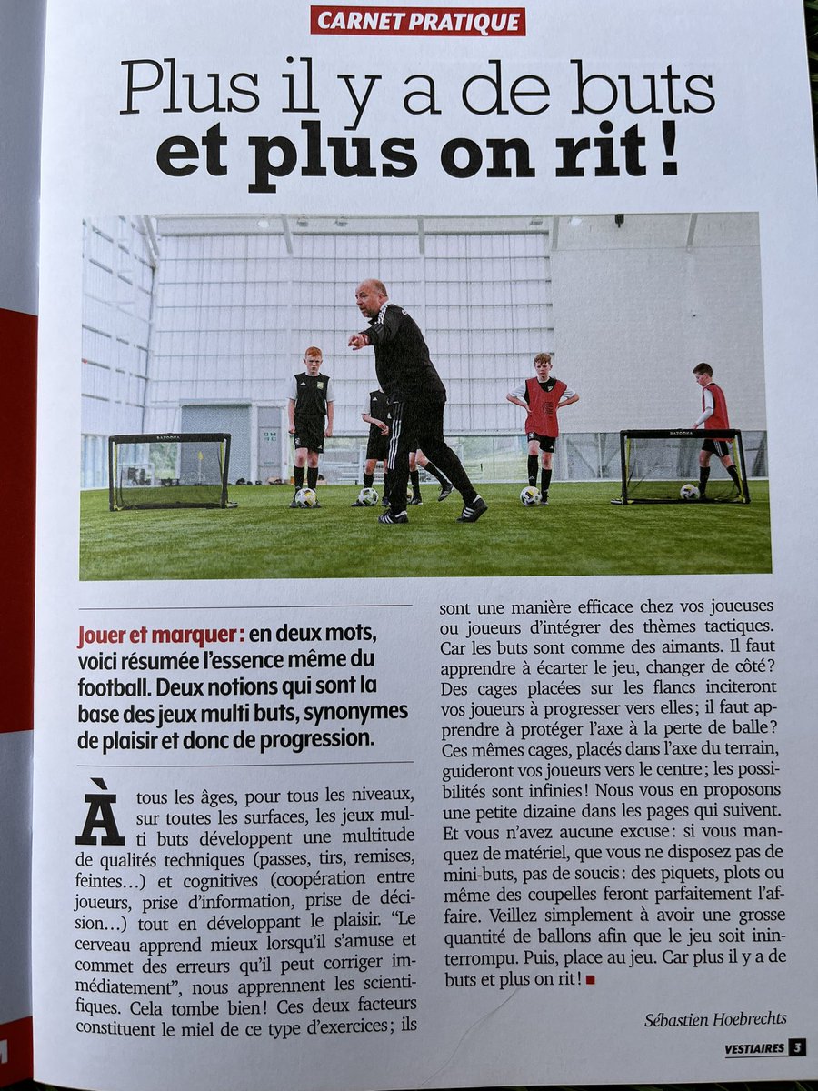 SHoebrechts's tweet photo. 👉 Le dernier numéro de @VestiairesMag est sorti !
📐 Retrouvez mon carnet pratique :
10 jeux multi buts ! 🥅 ⚽️ 💥
Exemple : comment protéger l’axe à la perte de balle ? 🤔
#football #coaching #CoachSeb https://t.co/wrHvJRSKOC