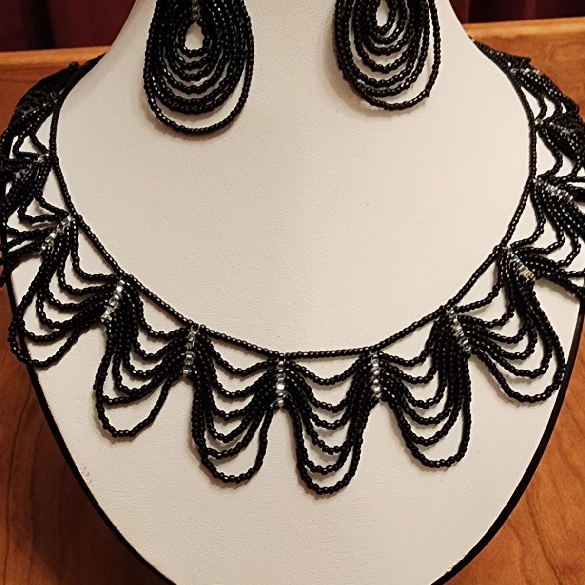 ladySelua's tweet photo. New necklace and earrings.  "Cascade" in black.

#beads #beadwork #beadedjewelry #jewelry https://t.co/7KkK7WqQnc
