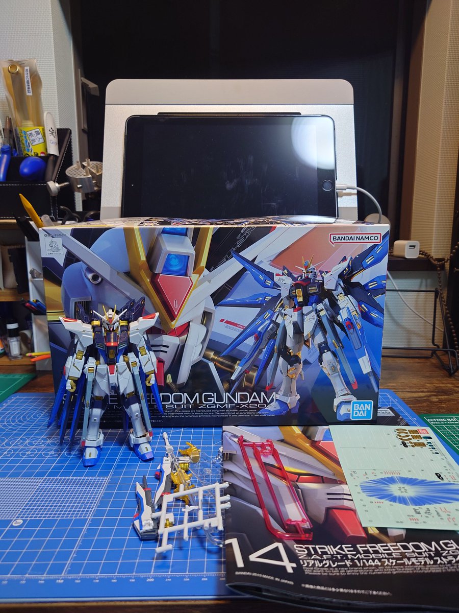 tkazosan's tweet photo. #ストライクフリーダムガンダム！
RG!
MGEXはスペース的に飾れないのでこちらで！笑
自立できないのは、ハイニュー、ジオング以来かもしれません(⁠・⁠∀⁠・⁠)
RG,MGの大型バックパックはやはりなかなかの苦行です。笑
#ガンプラ
#ガンプラ好きと繋がりたい https://t.co/6mpDgnWy3V