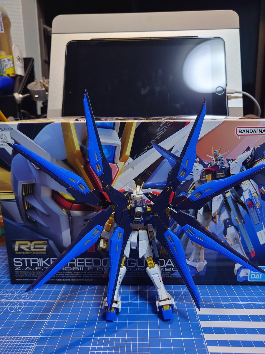 tkazosan's tweet photo. #ストライクフリーダムガンダム！
RG!
MGEXはスペース的に飾れないのでこちらで！笑
自立できないのは、ハイニュー、ジオング以来かもしれません(⁠・⁠∀⁠・⁠)
RG,MGの大型バックパックはやはりなかなかの苦行です。笑
#ガンプラ
#ガンプラ好きと繋がりたい https://t.co/6mpDgnWy3V