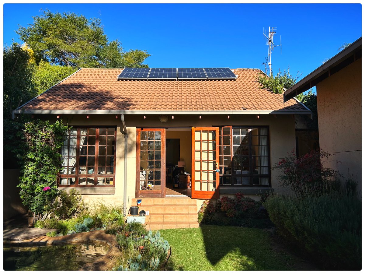 DazMSmith's tweet photo. #SolarMatters ~ Professionalism personified. West Energy, a certified installer operating on behalf of @Versofydotcom have just finished installing an 8-panel, 5.1 kWh hybrid inverter, and battery storage. Certificate of Compliance worthy. Praise worthy. ๐๐ป๐๐ป๐๐ป https://t.co/YgZ9oNGp0j