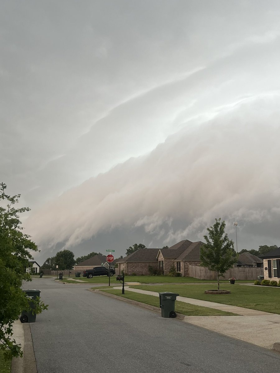 cambryknies's tweet photo. @weatherdan @RugsWX crazy shelf cloud in West Fayetteville, too 🫣😳 https://t.co/GF4JlauDjd