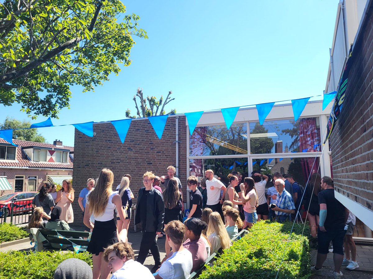 VHL_Rijnsburg's tweet photo. De geslaagden zijn op school om een klein maar verdiend feestje te vieren!
De schoolcarrière op Vhl Rijnsburg zit erop. Maar nieuwe deuren gaan open: naar het MBO of naar de havo!
Heel veel succes daar en tot bij de diploma-uitreiking! https://t.co/m7xlXUGEvv