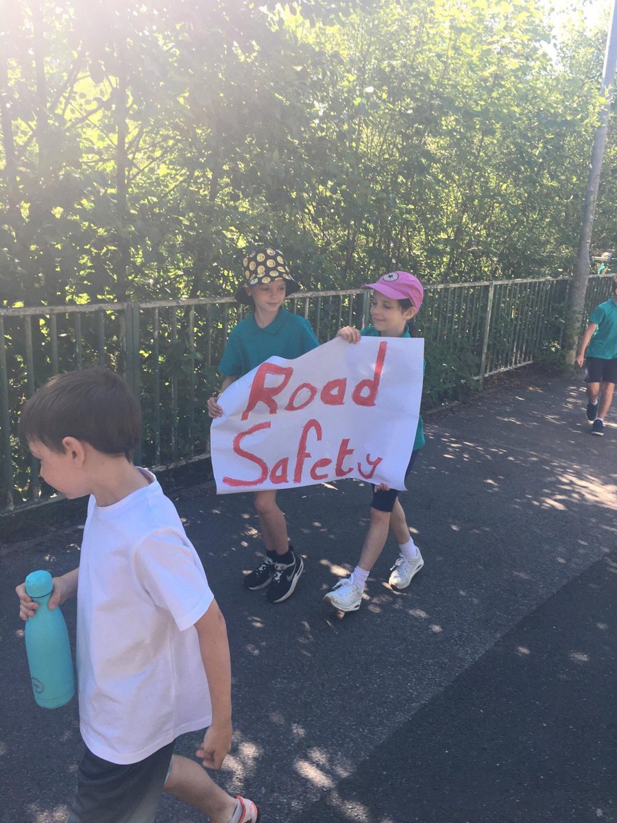 The whole school took part in @Brakecharity Kids Walk around Blaenrhondda to share the importance of road safety in and around our village and school. 🚗🛵🏍️🚍@RCTCouncil @swpRCT #COMMUNITY