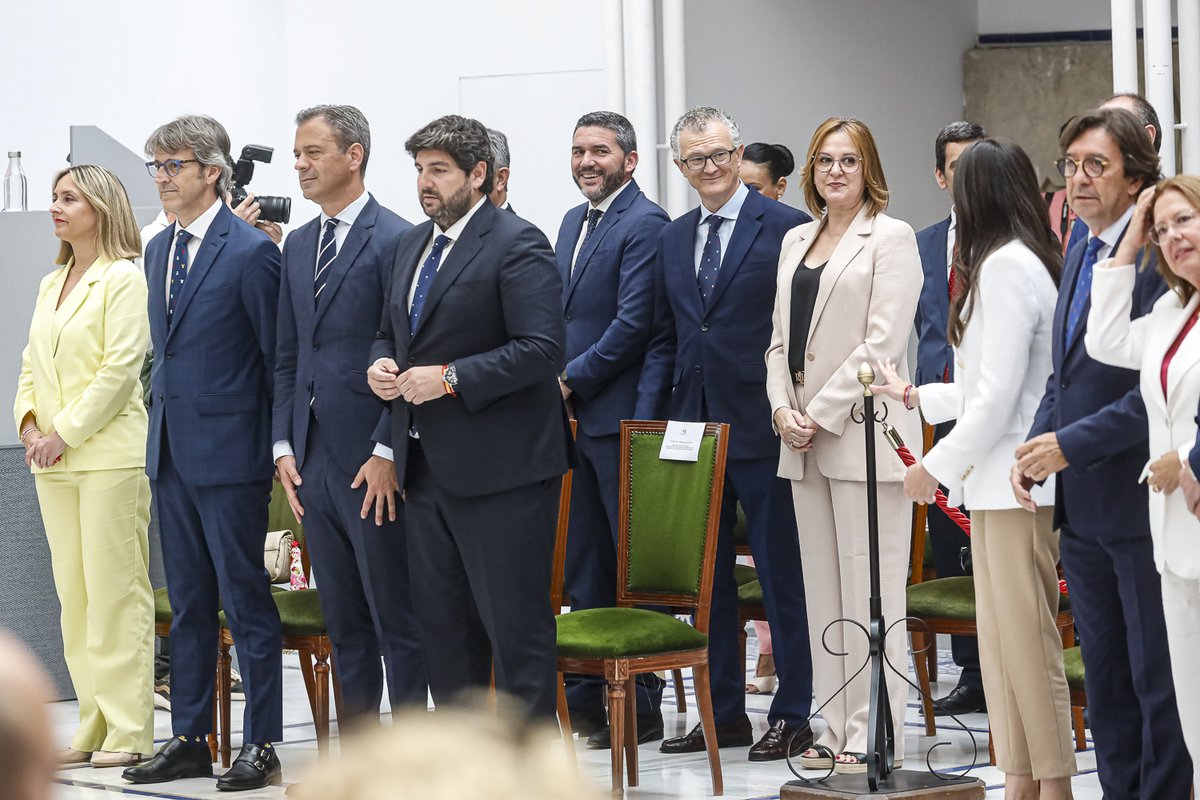 Isabel Franco ❤️🇪🇸 (@ifranco) on Twitter photo Por primera vez en la historia la mesa de la <a href="/asambleamurcia/">Asamblea Regional de Murcia</a> tiene mayoría femenina.
Un avance con el que visibilizamos como el techo de cristal se hace añicos.
Gracias presidente <a href="/LopezMirasF/">Fernando López Miras</a> por haber propuesto a dos mujeres de entre las tres personas elegidas por tu grupo Por primera vez en la historia la mesa de la <a href="/asambleamurcia/">Asamblea Regional de Murcia</a> tiene mayoría femenina.
Un avance con el que visibilizamos como el techo de cristal se hace añicos.
Gracias presidente <a href="/LopezMirasF/">Fernando López Miras</a> por haber propuesto a dos mujeres de entre las tres personas elegidas por tu grupo