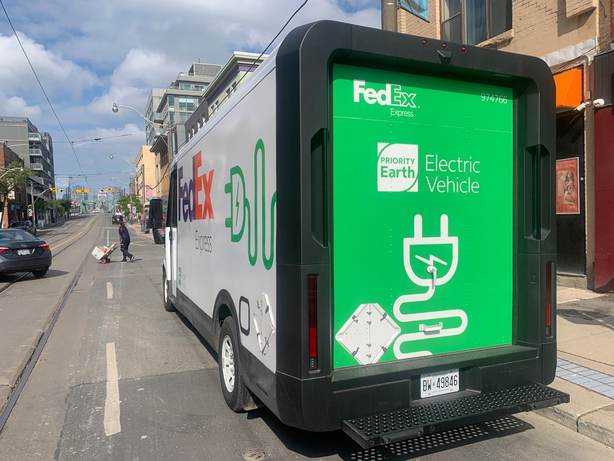 MarcoOved's tweet image. Assembled in Ingersoll, zero emission delivery in #Leslieville. 

Canadian made #EV delivery trucks in action. #brightdrop #gm

thestar.com/news/canada/20…