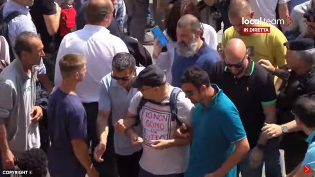 no ragazzu quest’ oppositore durante il funerale ha alzato un cartello con su scritto “vergogna di stato” e la maglietta “io non sono a lutto” in mezzo alla folla

CHE CORAGGIO HA GASATO