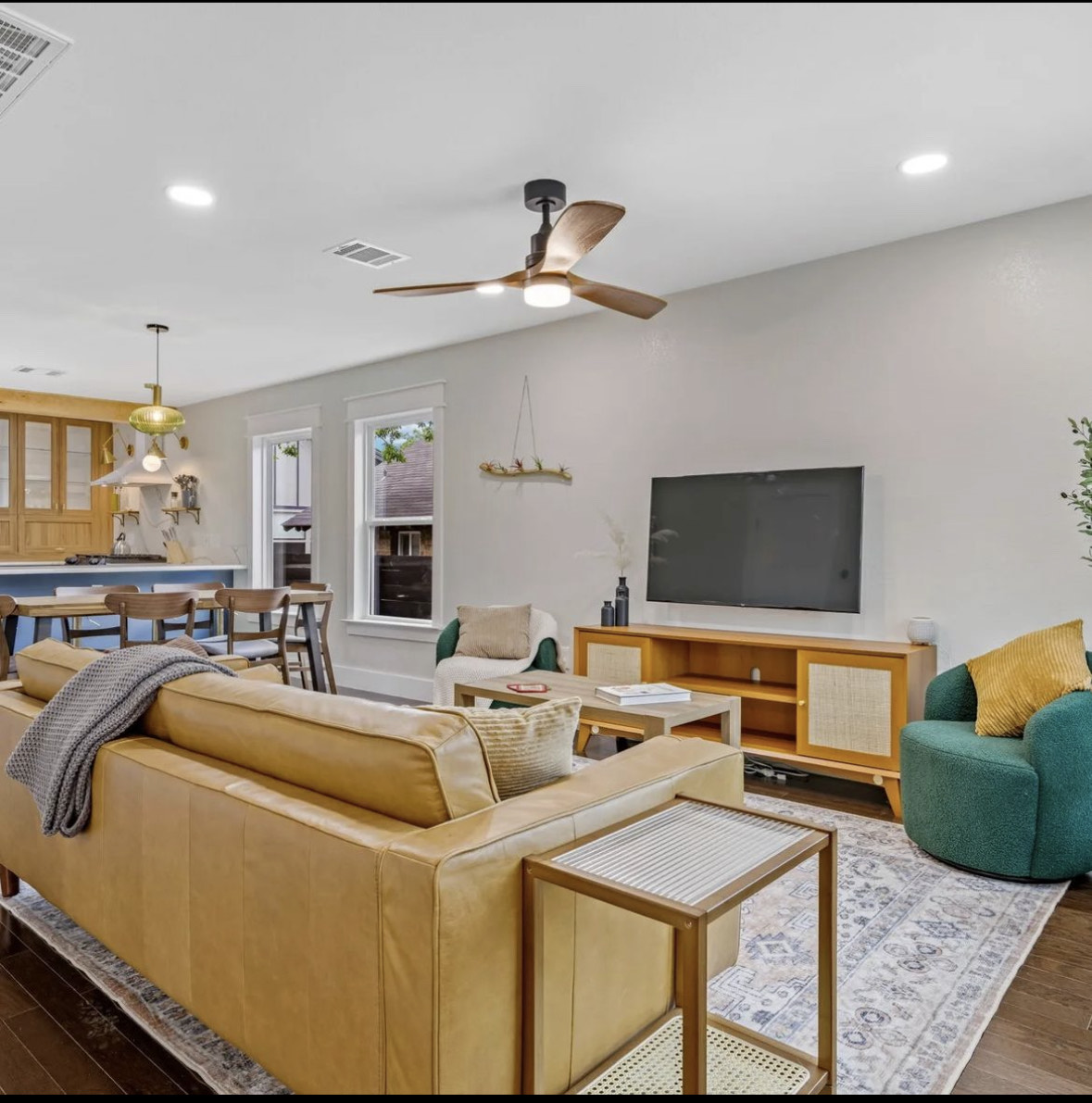 This East side Austin, TX flip turned Air BnB Cash Cow on a 2 day approval to increase cash flow!   Speed is the secret sshhhh.....

#realestate #mortgage #airbnb #lending #investing
