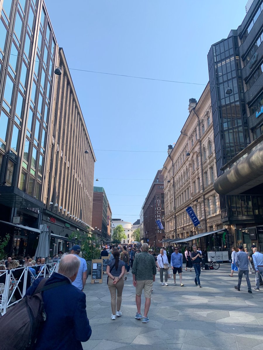 Kaikki ”keskusta näivettyy” -ulisijat: toivottavasti olette käyneet keskustassa katsomassa ”näivettymistä” nyt kesäkuussa. En minä ainakaan viihdy pimessä, kylmässä ja koleassa keskustassa talvella.