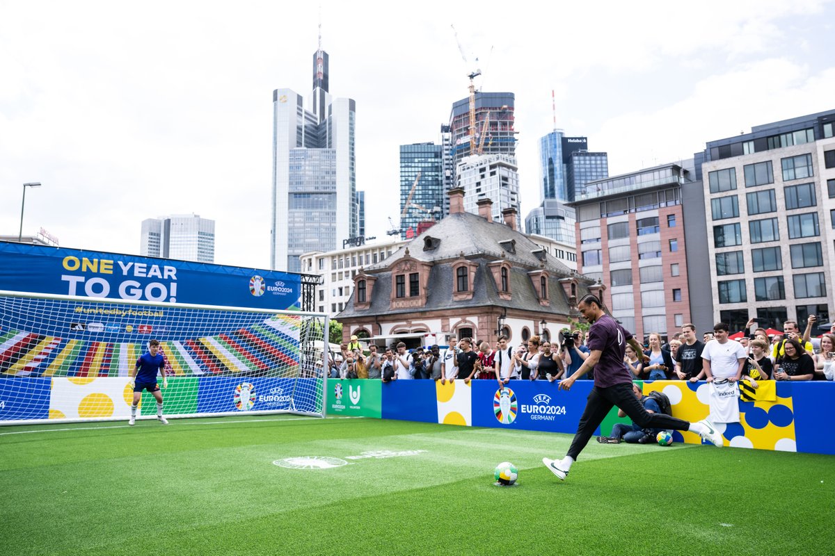 𝑶𝒏𝒆 𝒚𝒆𝒂𝒓 𝒕𝒐 𝒈𝒐! 🎉
🔜 #EURO2024 🏆🇩🇪

Hansi Flick, @leroy_sane, @emrecan_ and Kevin Trapp took part in a fan event in Frankfurt today to mark the occasion 🤗