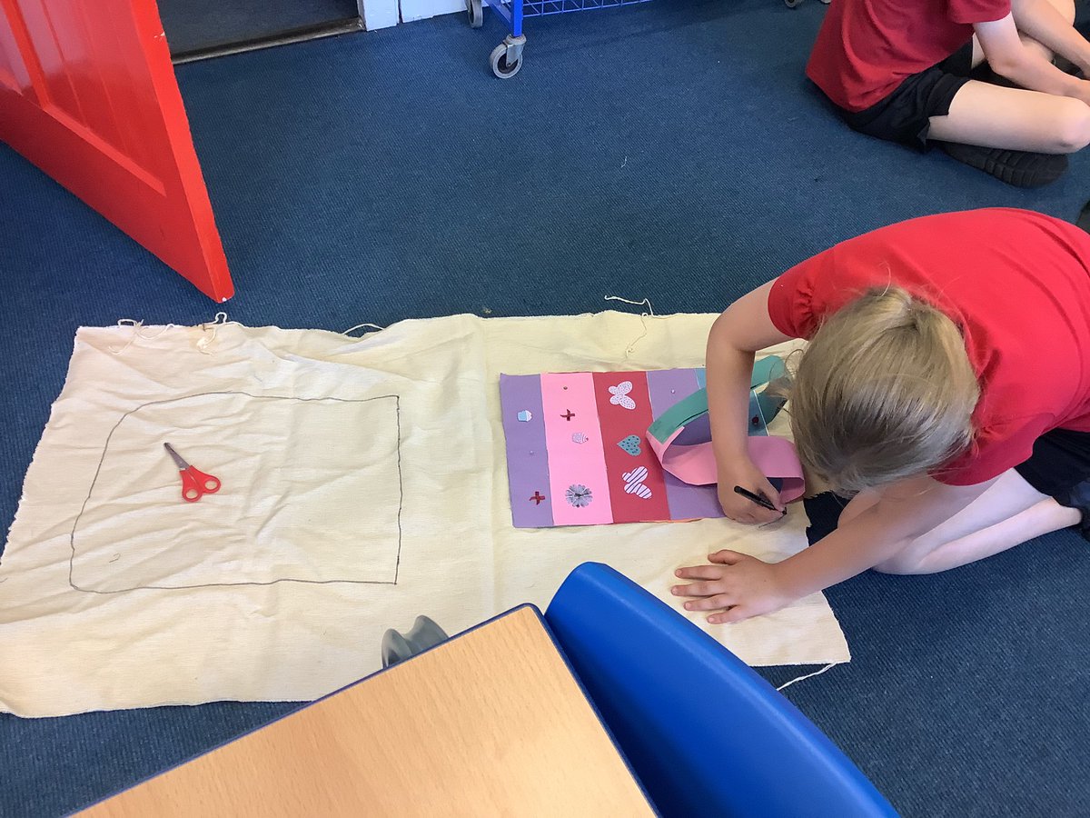 MissButlerFP's tweet photo. Using our paper templates to cut out material to make our tote bags 👜💼✂️ @FallaParkSchool @Miss_Carr_Falla @Mrs_Crellin https://t.co/AxmVIAZ2xe