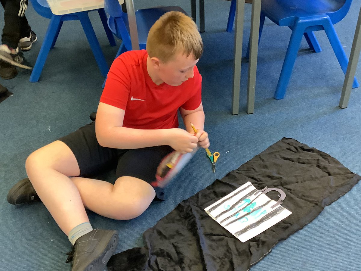 Using our paper templates to cut out material to make our tote bags 👜💼✂️ @FallaParkSchool @Miss_Carr_Falla @Mrs_Crellin