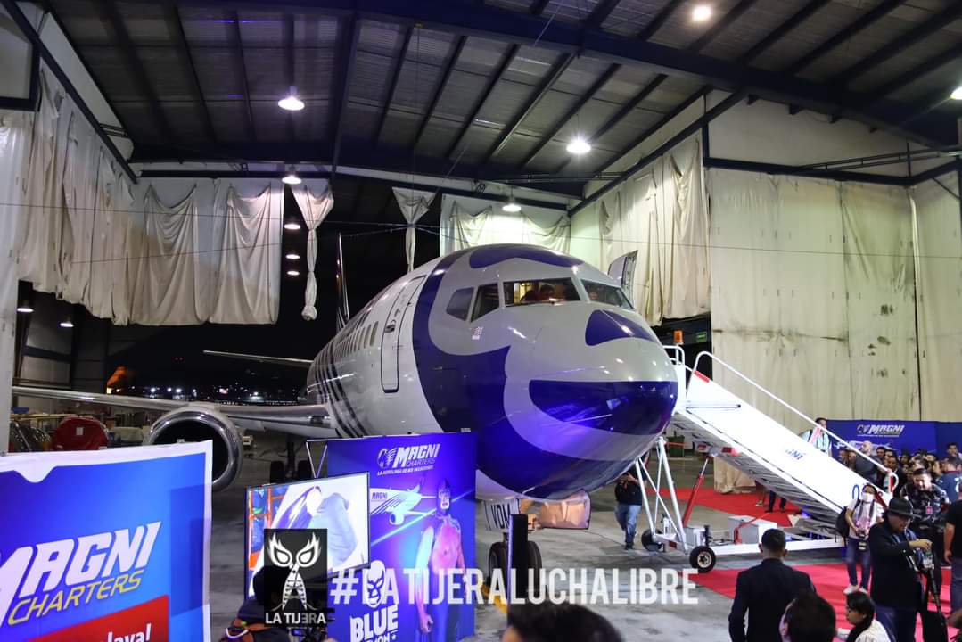 LaTijeraLucha's tweet photo. Un demonio en el cielo❗️
Como parte de un homenaje a la leyenda del #DemonioAzul, al sensacional #BlueDemon, la aerolínea #Magnicharters presentó el avión oficial con la imagen del legendario luchador.
@BlueDemonjr fue el encargado de recibir la distinción...
#latijeraluchalibre https://t.co/3pzRpYBebN