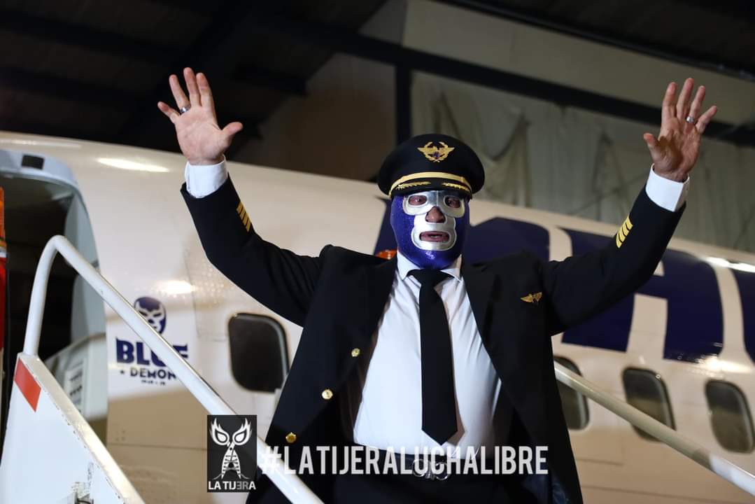 LaTijeraLucha's tweet photo. Un demonio en el cielo❗️
Como parte de un homenaje a la leyenda del #DemonioAzul, al sensacional #BlueDemon, la aerolínea #Magnicharters presentó el avión oficial con la imagen del legendario luchador.
@BlueDemonjr fue el encargado de recibir la distinción...
#latijeraluchalibre https://t.co/3pzRpYBebN