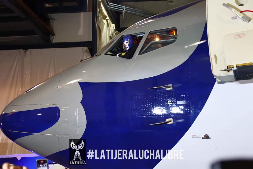 LaTijeraLucha's tweet photo. Un demonio en el cielo❗️
Como parte de un homenaje a la leyenda del #DemonioAzul, al sensacional #BlueDemon, la aerolínea #Magnicharters presentó el avión oficial con la imagen del legendario luchador.
@BlueDemonjr fue el encargado de recibir la distinción...
#latijeraluchalibre https://t.co/3pzRpYBebN