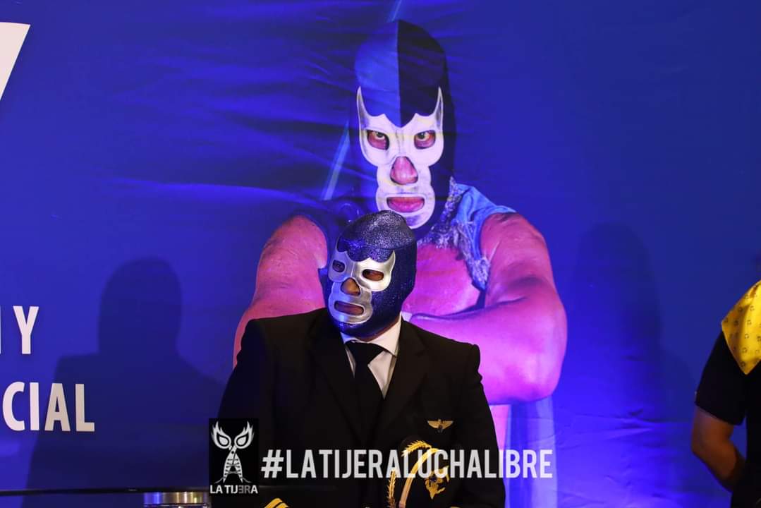 LaTijeraLucha's tweet photo. Un demonio en el cielo❗️
Como parte de un homenaje a la leyenda del #DemonioAzul, al sensacional #BlueDemon, la aerolínea #Magnicharters presentó el avión oficial con la imagen del legendario luchador.
@BlueDemonjr fue el encargado de recibir la distinción...
#latijeraluchalibre https://t.co/3pzRpYBebN