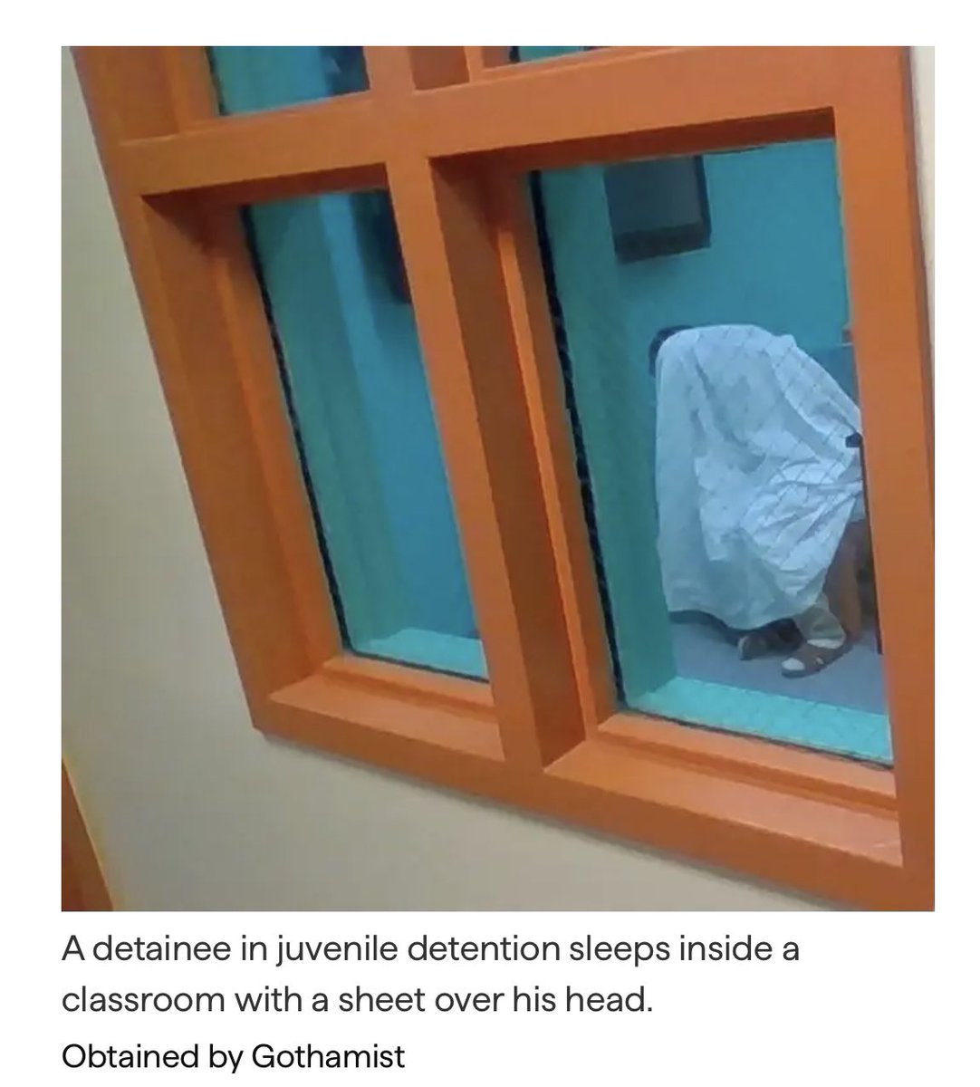 This is how some kids are sleeping at a NYC youth detention center, reports @BaharOstadan.

They’re being locked in a classroom with a sheet, to help prevent violence.

gothamist.com/news/classroom…