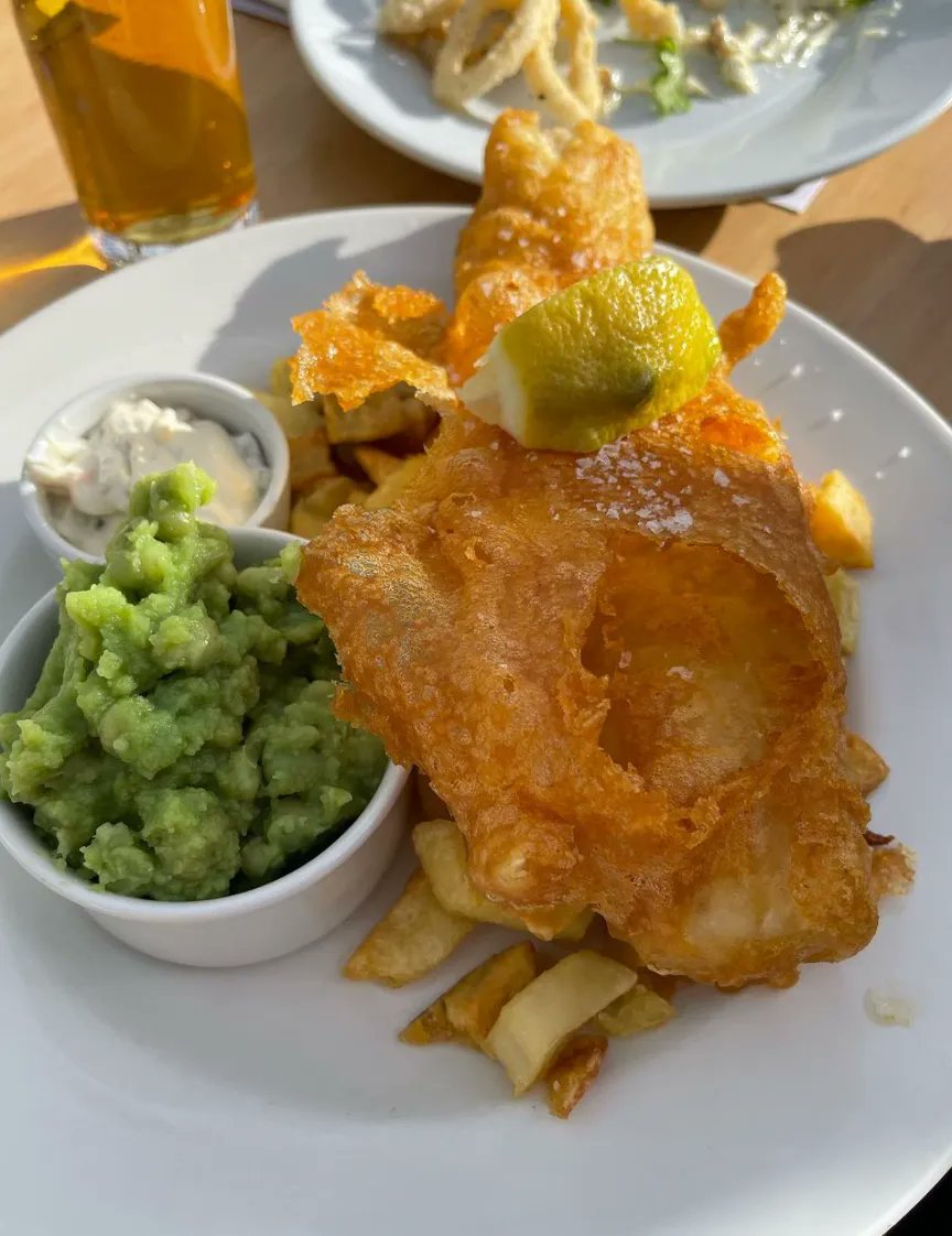 There's nothing quite like our takeaway fish and chips! We use gluten free flour to make our signature crispy batter, with the freshest dayboat fish and thick cut chips, for the tastiest takeaway every time. Order online here ♥️ buff.ly/2DkzJd3