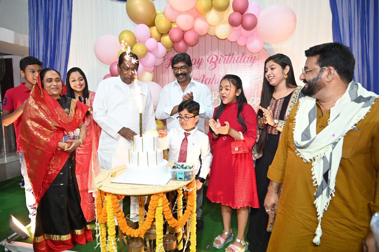 आलमगीर आलम के पोते के जन्मदिन पर पहुंचे हेमंत सोरेन, दी बधाई Hemant Soren arrived on the birthday of Alamgir Alam's grandson, congratulated