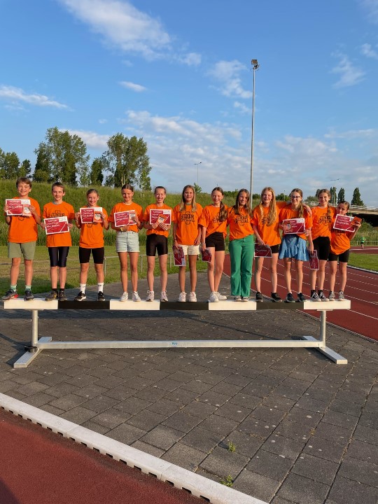 Fortiusdrechtst's tweet photo. 12 junioren van Fortius hebben met succes de cursus Junior Official gevolgd, dus we hebben er 12 junior juryleden bij! Gefeliciteerd en veel plezier met jureren! https://t.co/9TBGl7obEQ