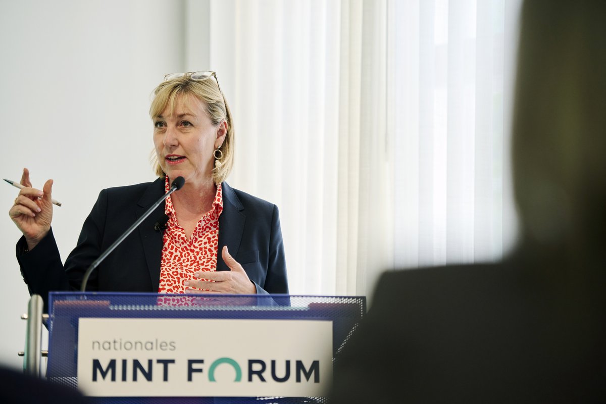 natmintforum's tweet photo. #MINTGipfel: „Es gibt so viele starke MINT-Angebote. Wenn dieses Potential noch stärker genutzt würde (z. B. strukturelle Anbindung an #Schulen), dann werden sich für viele #Kinder neue #Chancen ergeben. Wir bleiben gemeinsam mit unseren Mitglieder dran“, sagt #EdithWolf, NMF. https://t.co/EptYMYR2ji