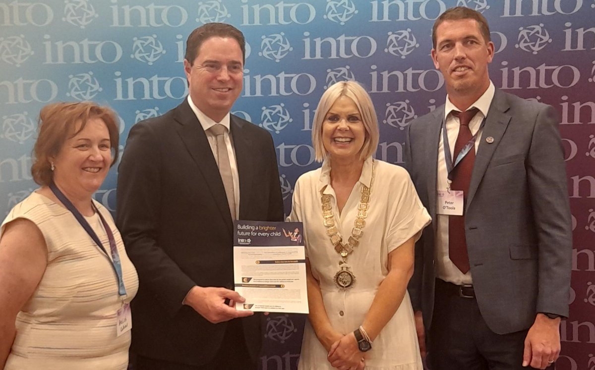 INTOnews's tweet photo. Kildare South Minister of State Martin Heydon met local INTO reps and President Dorothy McGinley at #INTOlobbyday today. Our #Budget24 proposals: 🔹#ReduceClassSize
🔹#SupportLeadership
🔹#FundOurSchools 🔹#Increaseschoolmentalhealthsupport https://t.co/CXG3hotBsb