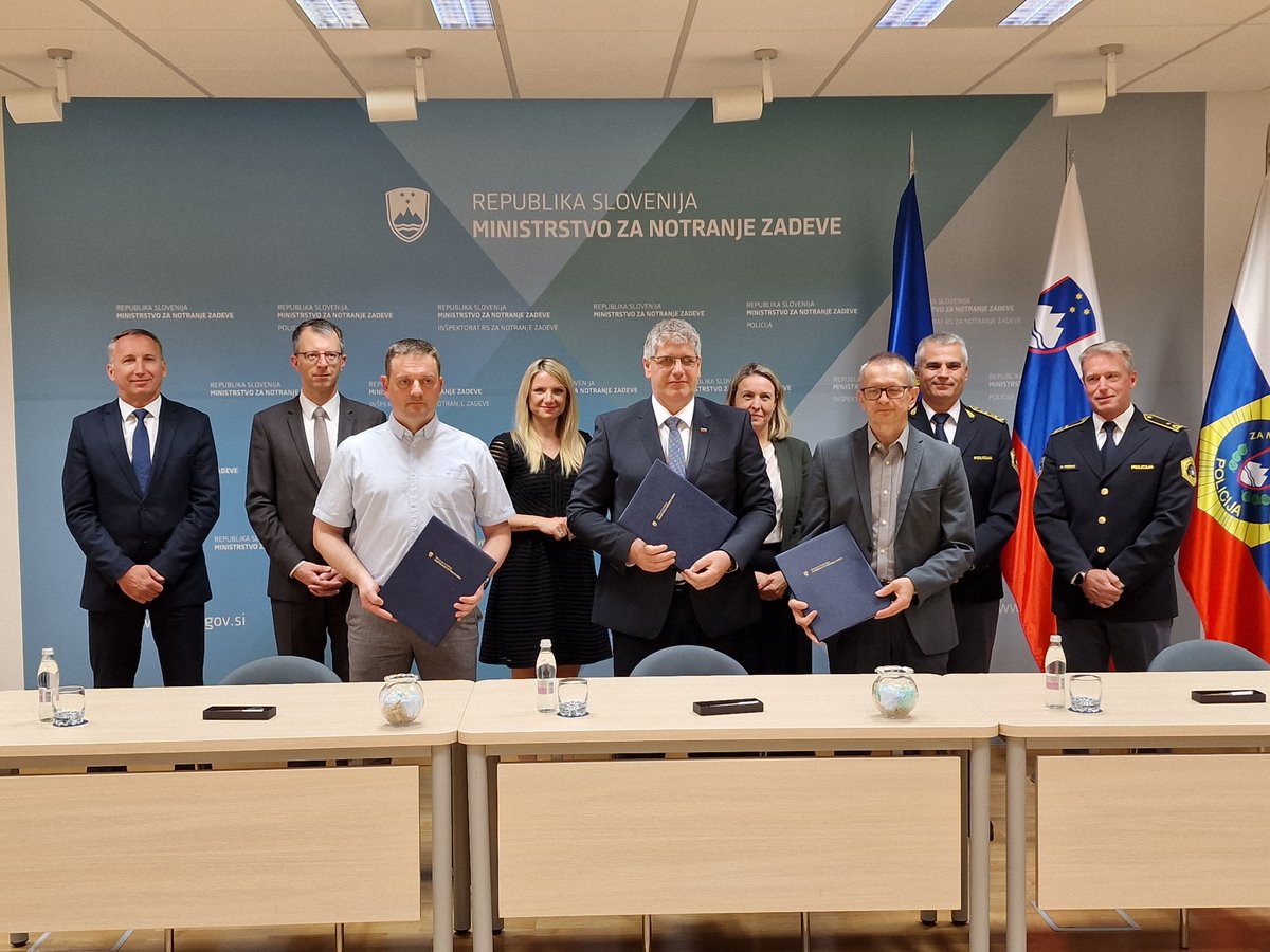 mnz_gov_si's tweet photo. Minister za notranje zadeve Boštjan Poklukar je s @PssSlo in @Sind_policistov podpisal 🤝:
🔹sporazum o delu policistov @policija_si po vstopu Hrvaške v schengen,
🔹aneks h kolektivni pogodbi za policiste, ki delujejo v stalnih organih sindikatov.
👉 https://t.co/0T8QOWau1K https://t.co/iNlcQyLL1O