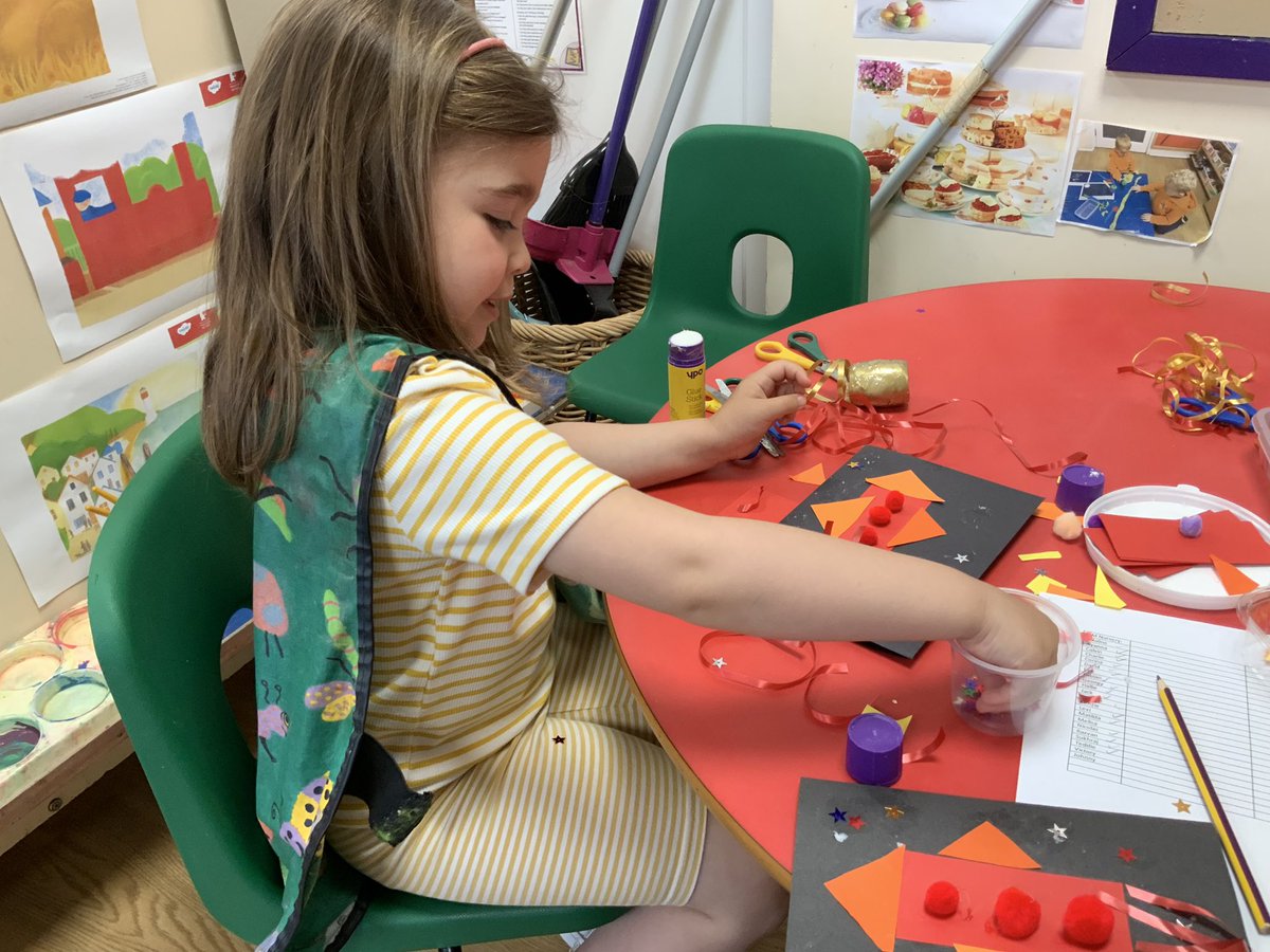 RDPSNursery's tweet image. Making cards for people we love to the moon and back 🚀❤️🌕
#RDPSNursery #Fathersday #MaleCarersDay #Exploringmediaandmaterials