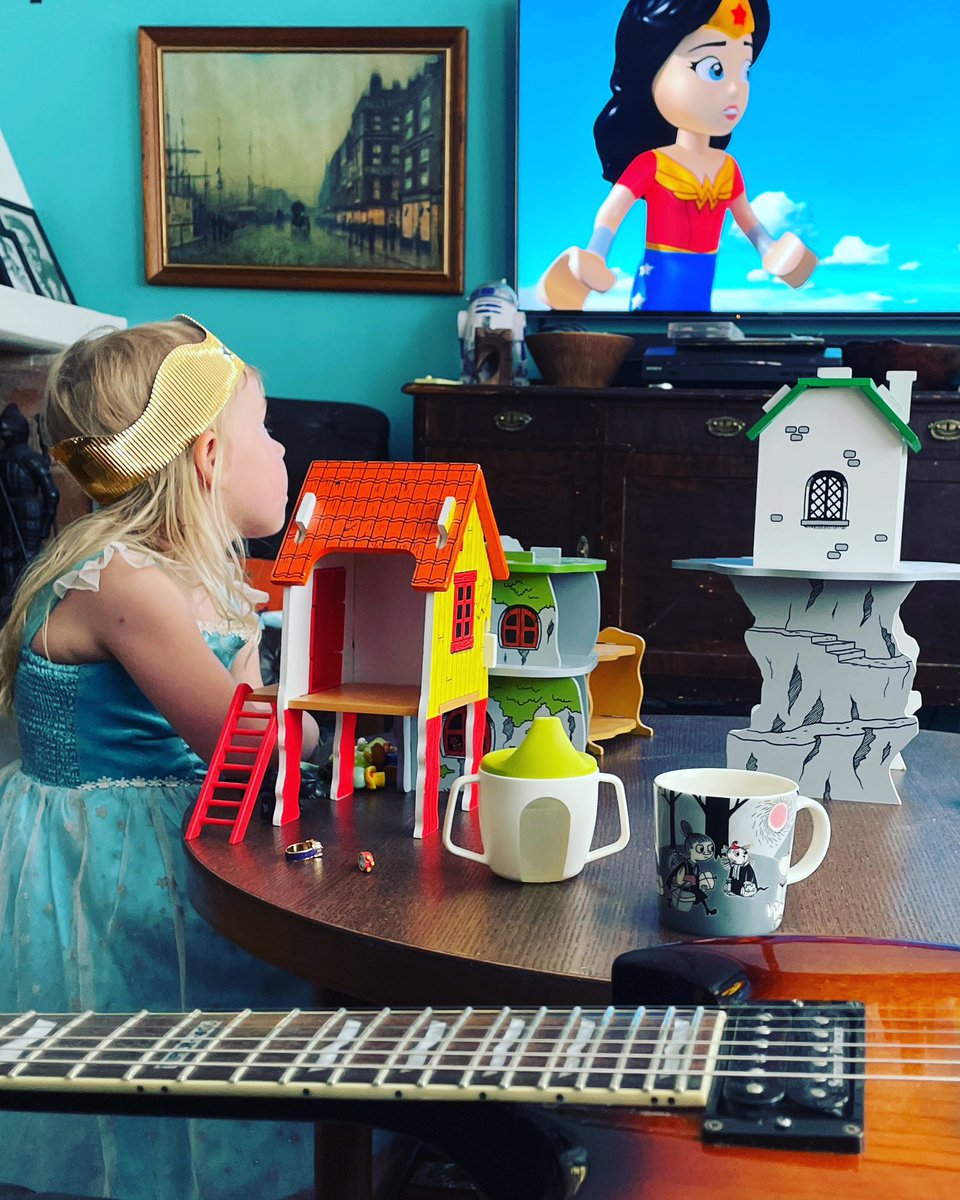 An #afternoon in the name of Princes Elsa, #Lego #Wonderwoman, #Bamse, more coffee and a #LtdViper. So we're talking major crossover multitasking here. #LegoDCSuperHeroGirls