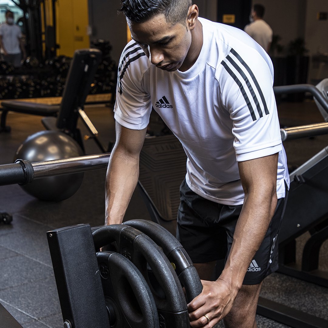 El cuerpo: arma poderosa. 🧠💪🏽
.
.
.
#JoseCuadrado #futbol #Deporte