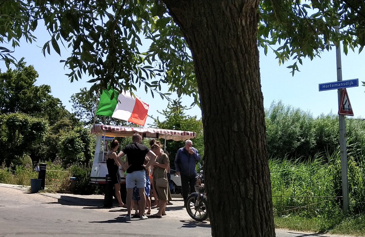 Net als vorig jaar om deze tijd een fietsrondje Groot Vogelenzang gemaakt. Halverwege bij opa Antonio een ijsje gegeten. 
Volop zon, temperatuur 28 graden Celsius, wind oost 3, terwijl de afstand 13,2 km was.
