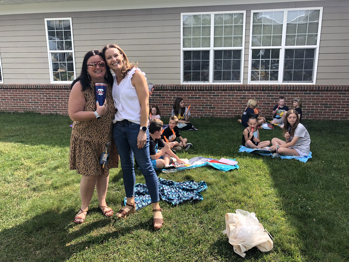 MrsBayer3's tweet photo. Last day with Book Buddies! 💙💛📙💙💛@stplc_principal https://t.co/iJdQNFENw3
