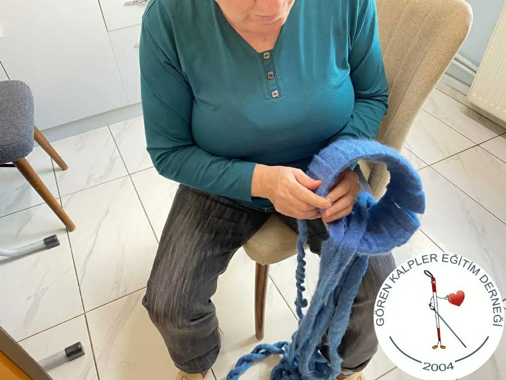 KalplerGoren's tweet photo. Öğretmenimiz eşliğinde yetişkin öğrencimiz ile kalın yünlerden yapılan çok amaçlı sepetlerin yapım aşamalarını görüyoruz.
#azgören #özeleğitim #ankara https://t.co/GWeTHMR1ai
