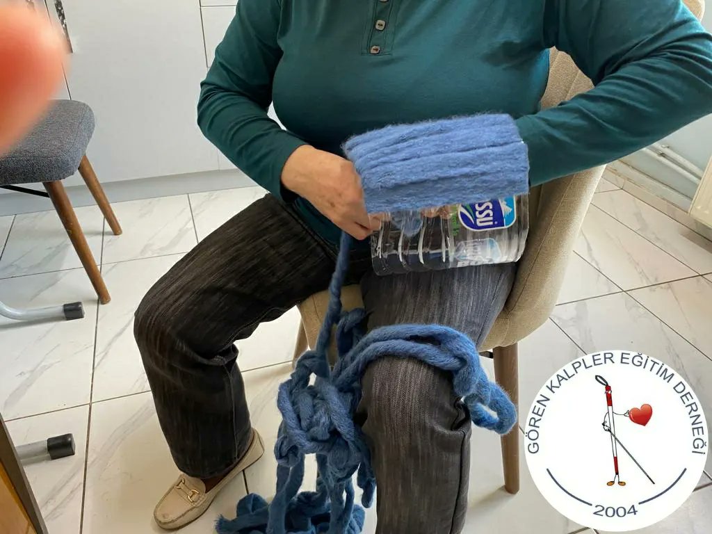 KalplerGoren's tweet photo. Öğretmenimiz eşliğinde yetişkin öğrencimiz ile kalın yünlerden yapılan çok amaçlı sepetlerin yapım aşamalarını görüyoruz.
#azgören #özeleğitim #ankara https://t.co/GWeTHMR1ai