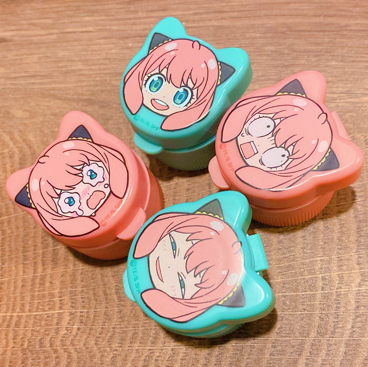 割るBOSScafe大好きでオマケのアーニャキャップが続々揃う笑 https://t.co/neOUkuAg2O