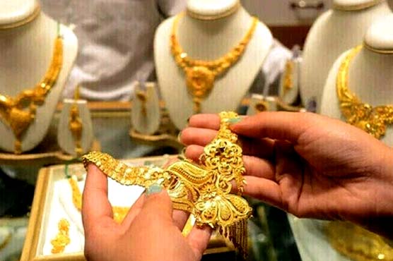 DunyaNews's tweet photo. سونے کی قیمت میں مسلسل تیسرے روز بھی بڑی کمی #goldmarket #goldrateinpakistan https://t.co/VSCAhOTGTT https://t.co/pbkjd16vhs