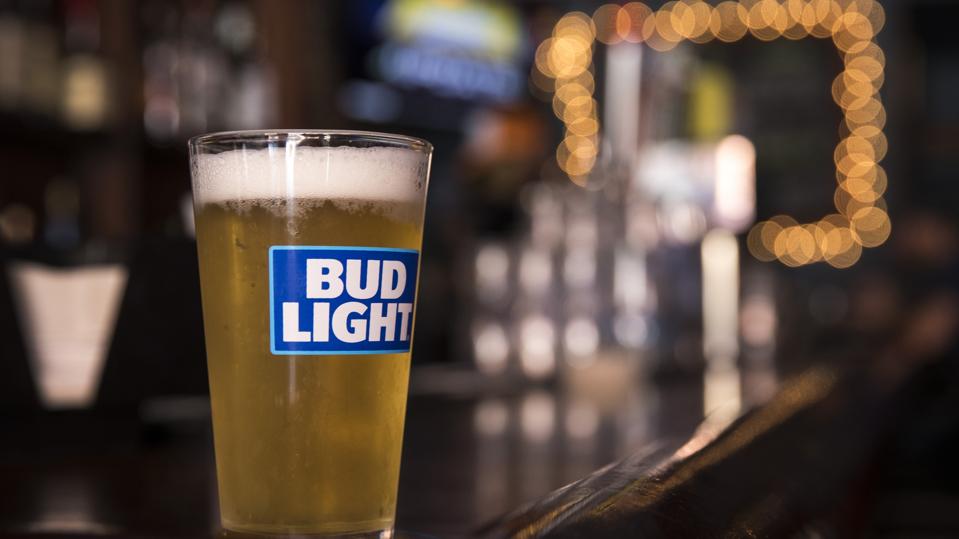 Forbes's tweet photo. Modelo took the lead in May, as Bud Light sales cratered 24% compared to one year ago. 

https://t.co/0BOBMDJTgl https://t.co/1RyOhicgti