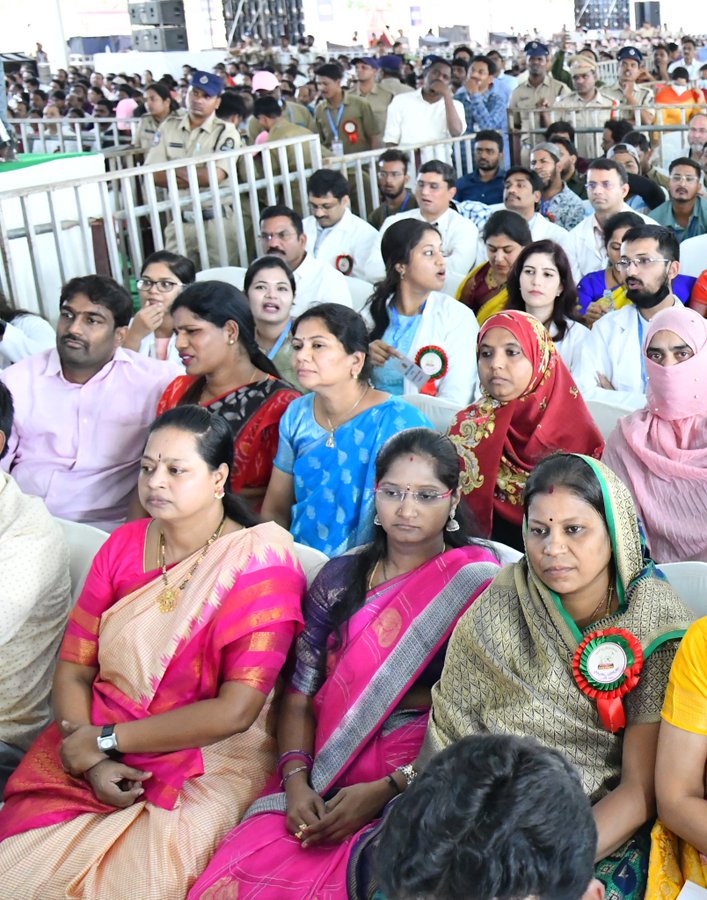 BannalaGeetha's tweet photo. Chief Minister Sri K. Chandrashekhar Rao lays foundation stone for 2,000-bed 'Dashabdi Block' extension at NIMS hospital, marking a significant step during Telangana State Formation Decennial Celebrations 

@KTRBRS https://t.co/KH2fmFOWG1